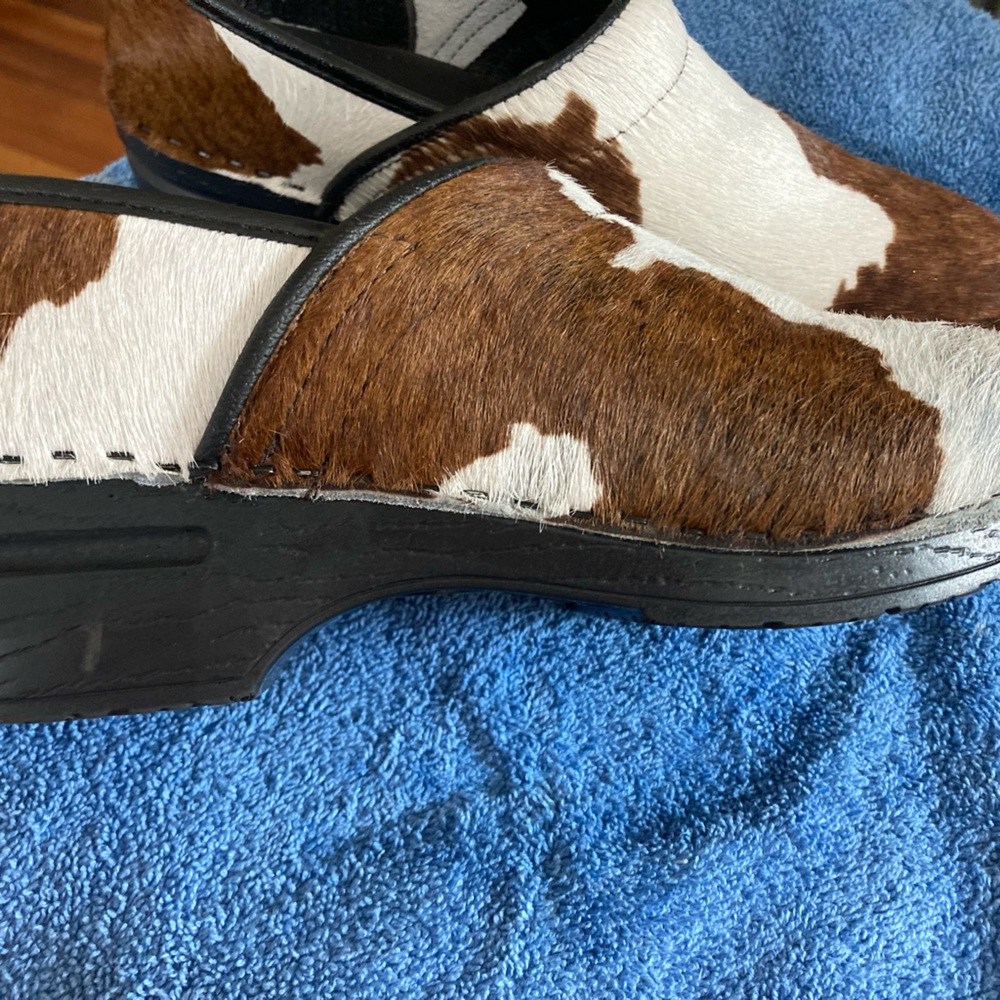 BJORK. Closed back clogs in cow print.